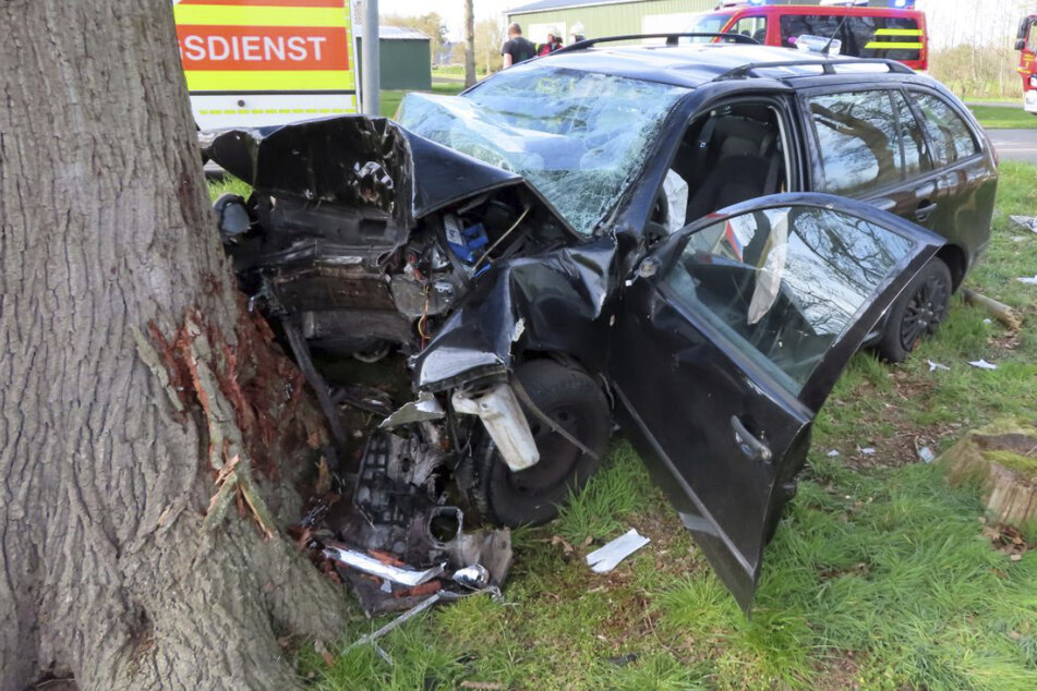 Wagen kracht frontal gegen Baum: 22-Jährige schwer verletzt