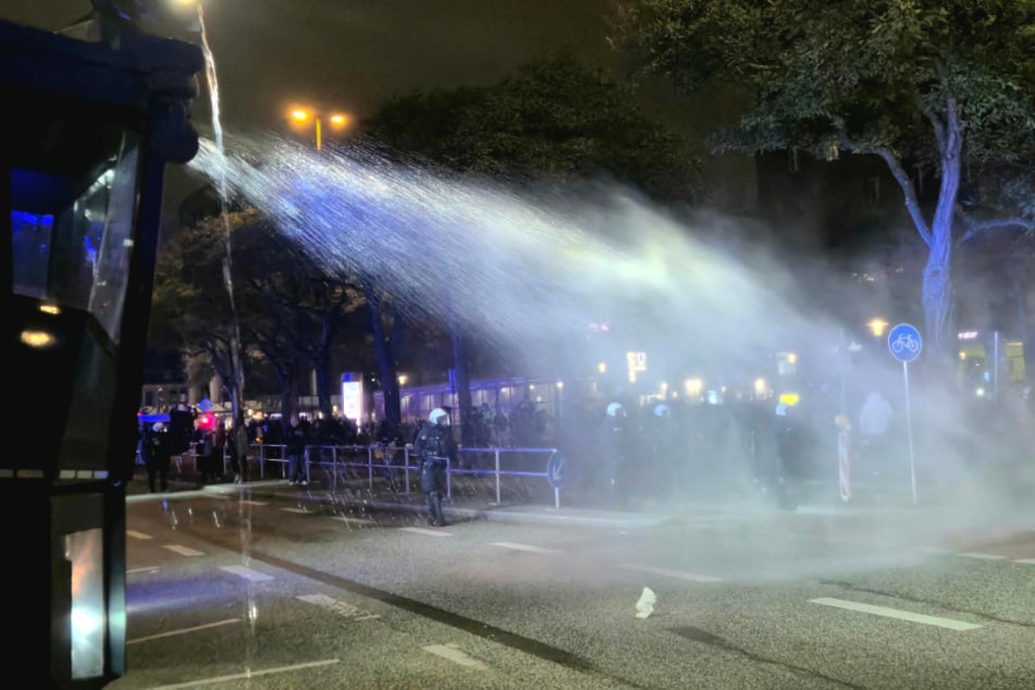 Immer wieder wurden die Einsatzkräfte mit Pyrotechnik beworfen. Sie reagierten darauf mit dem Einsatz von Wasserwerfern.