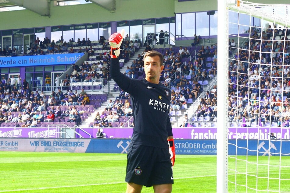 Daumen hoch! Dank Aue-Keeper Martin Männel können die Veilchen drei Punkte mitnehmen.