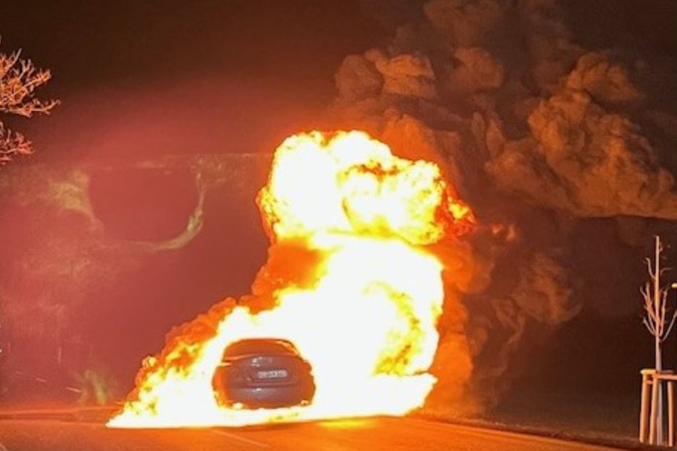 In Gernrode (Landkreis Harz) ist in der Nacht auf Samstag ein Auto während der Fahrt in Flammen aufgegangen.