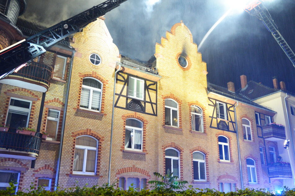 Der Dachstuhl eines Wohnhauses in Frankfurt-Gallus stand am Mittwochabend in Flammen, die Feuerwehr rückte zu einem Großeinsatz aus.