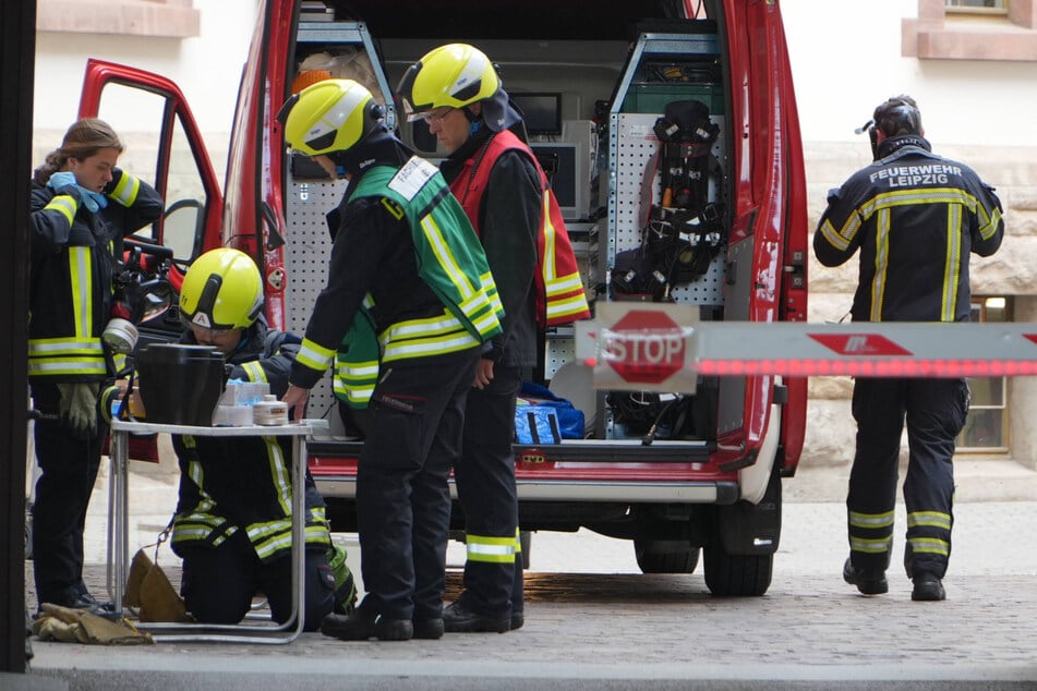Die Feuerwehr nahm den verdächtigen Briefumschlag für weitere Untersuchungen mit.