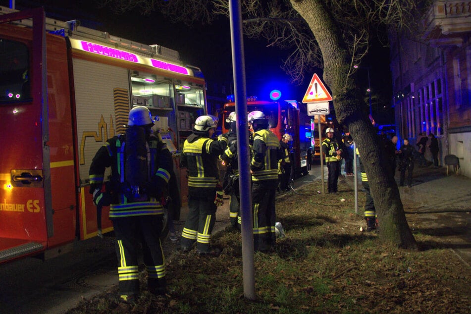 Die Feuerwehr musste mehrere Bewohner aus dem Haus retten.