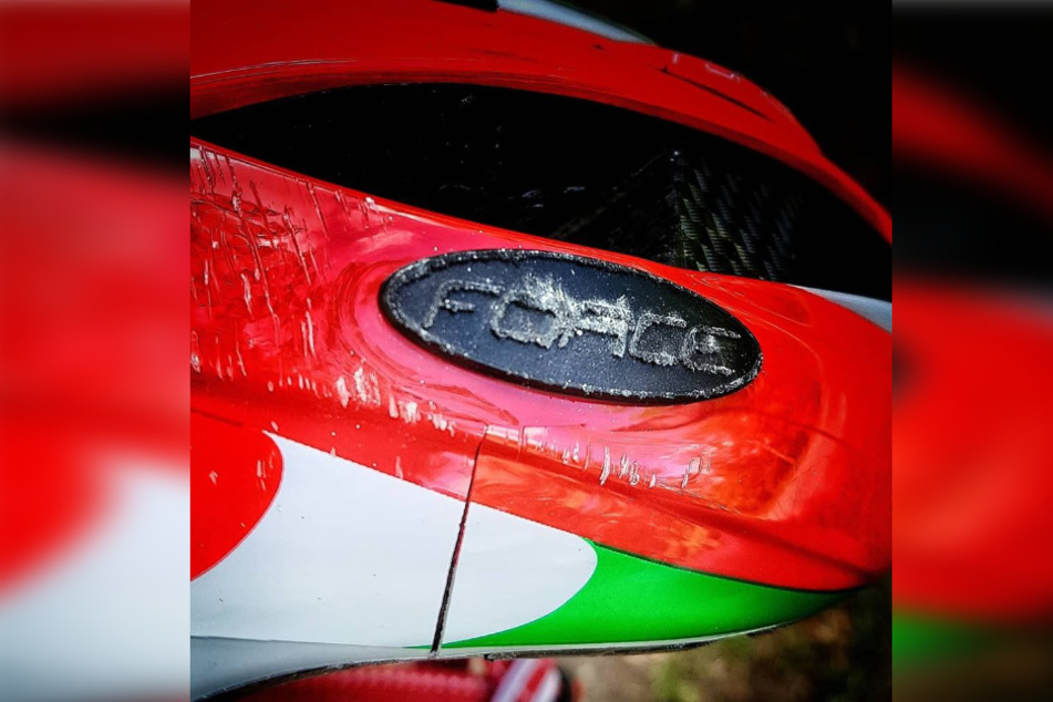 An seinem Helm ist nun ein tiefer Riss zu erkennen. Ohne ihn hätte der Unfall durchaus schlimmer enden können.