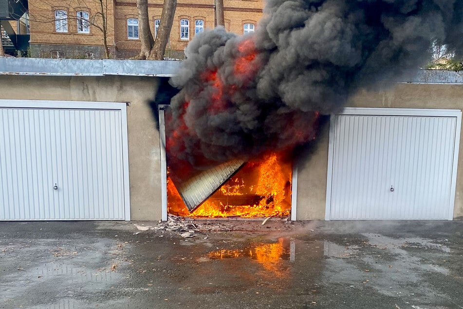 Flammen schlagen aus einer Garage in Rodewisch: Die Brandursache ist noch unklar.