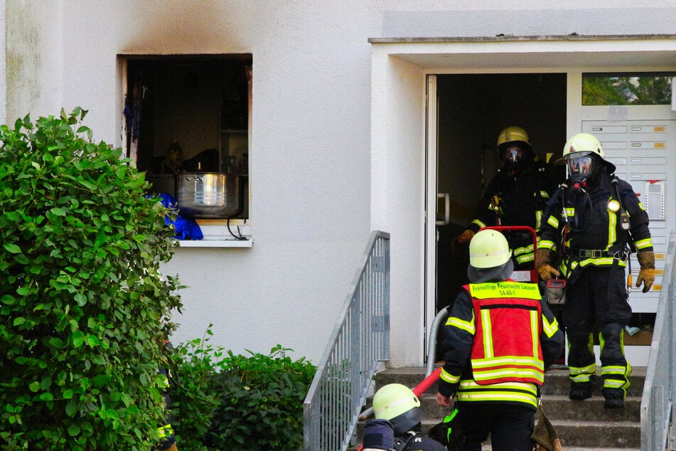 Leipzig: Gasgrill auf Leipziger Balkon explodiert: Zwei Verletzte, hoher Sachschaden