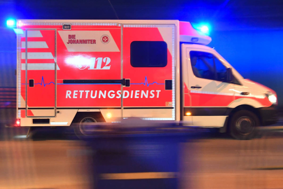 Der schwer verletzte Opel-Fahrer ist vom Rettungsdienst in das Universitätsklinikum Rostock gebracht worden. (Symbolfoto)