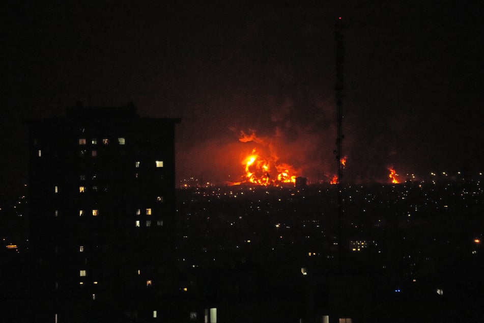Ein Öllager südlich der iranischen Hauptstadt steht in Flammen.