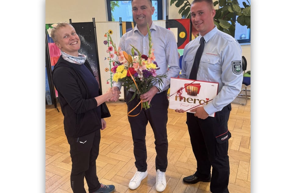 Der 42-jährige Patient (Mitte) bedankte sich bei der Oberärztin der Klinik, Susanne Kotte (l.), und bei dem Leitstellendisponenten.