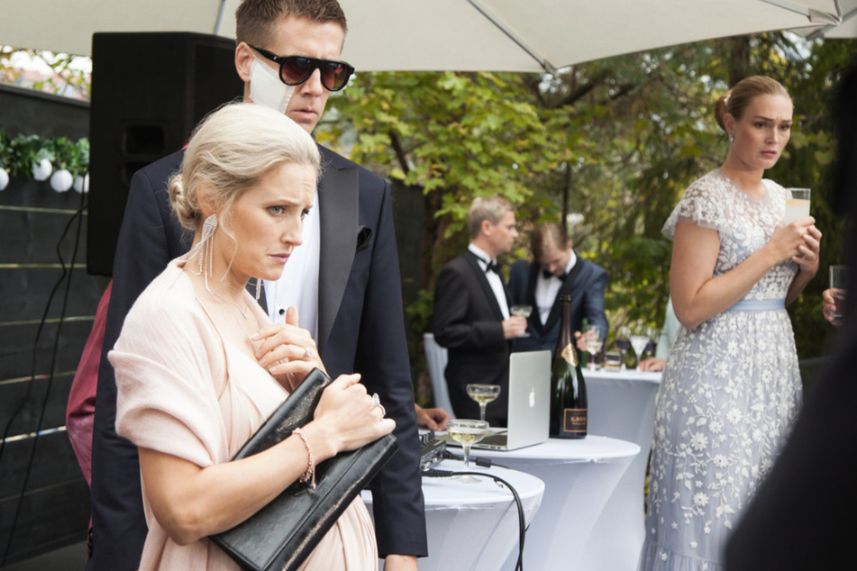 Die glamouröse Hochzeitsfeier ihres Freundes wird einen völlig unerwarteten Verlauf nehmen. Celine Bergvik (Ine Wilmann) und William Bergvik (Pål Sverre Hagen) erleben Unerwartetes.