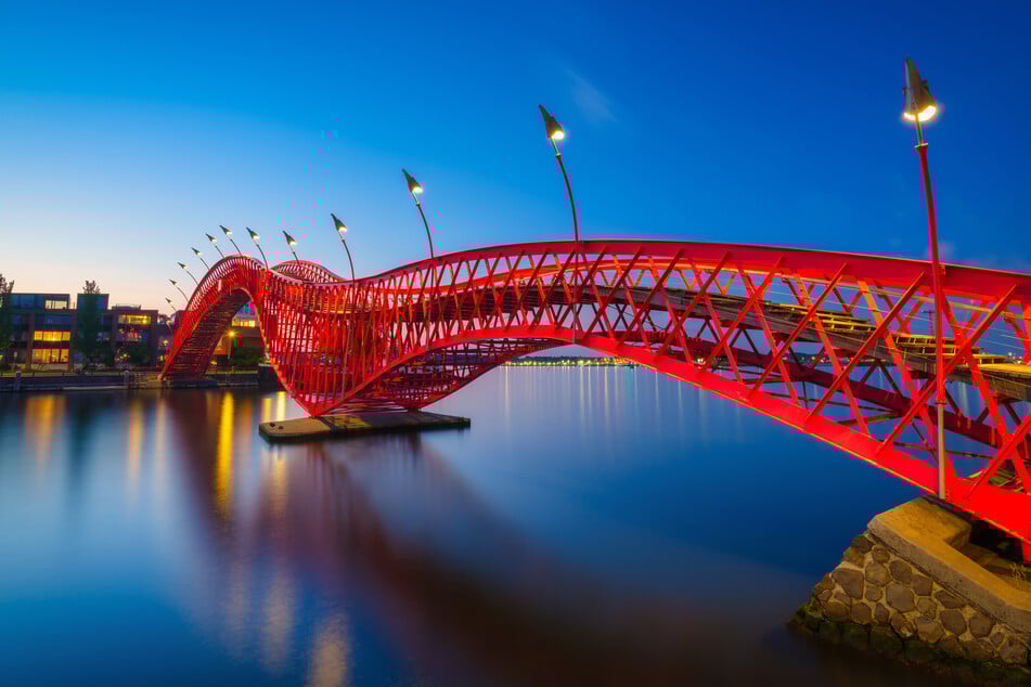Die Pythonbrücke in Amsterdam ist ein echtes optisches Highlight.