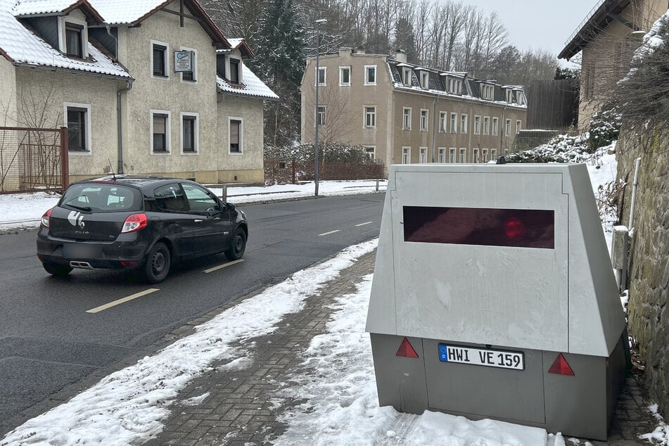 Der Superblitzer mit dem Kennzeichen HWI-VE-159 löst aus, wenn Ihr die vorgeschriebenen 30 Stundenkilometer überschreitet.