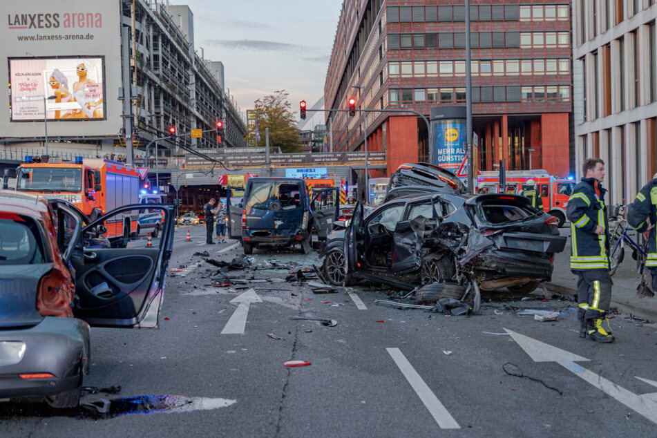 Auf der Opladener Straße nahe der Kölner Lanxess Arena kollidierten am Freitagabend insgesamt zehn Fahrzeuge miteinander.