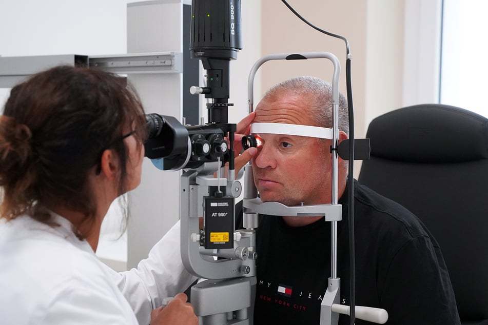 Sandro Volksdorf (51) bei einer Kontrolluntersuchung durch Dr. med. Julia Forbrig, Fachärztin für Augenheilkunde am Klinikum Chemnitz.