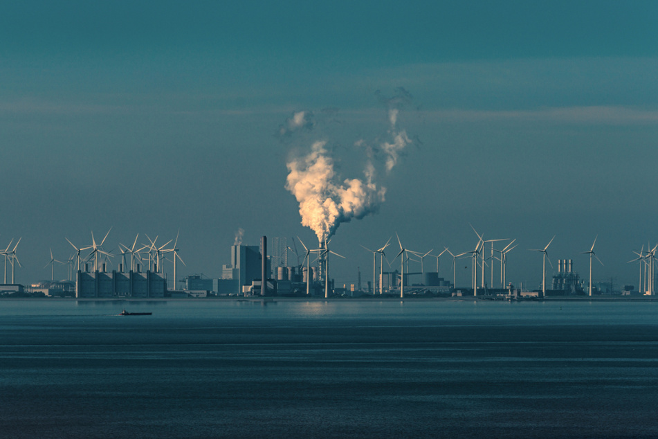 Groningen: An der Emsmündung sind mehrere Kraftwerke in Betrieb. Electrabel und NUON betreiben ein Gaskraftwerk, RWE Innogy einen Windpark und RWE betreibt ein Kohlekraftwerk im Energiepark Eemshaven.
