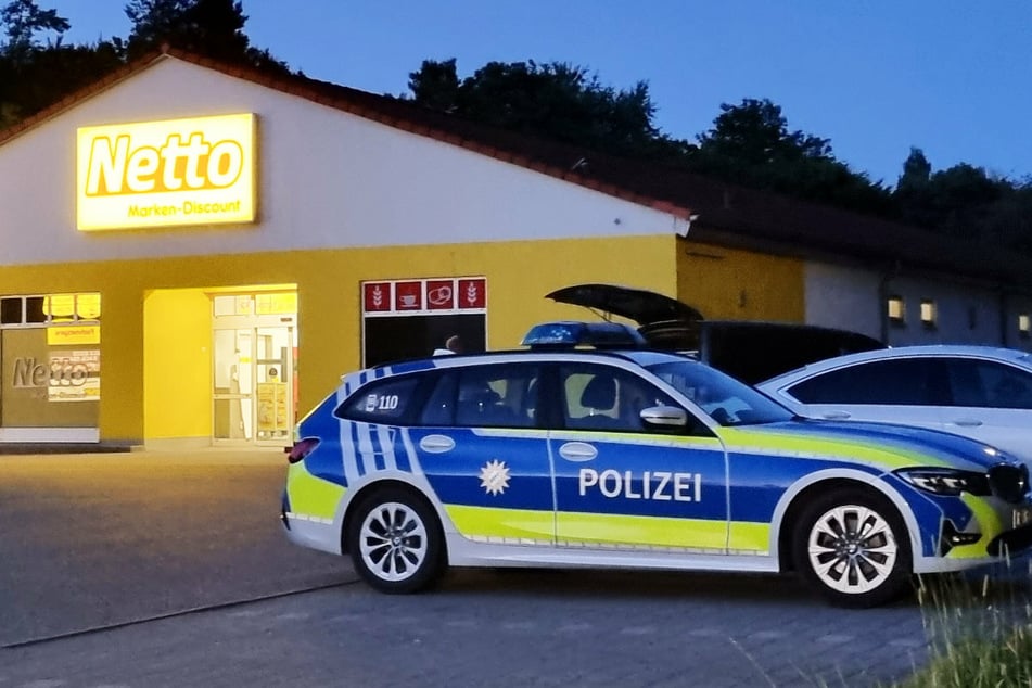 Die Polizei war mit zahlreichen Kräften vor Ort im Nittendorfer Ortsteil Undorf im Einsatz, konnte den Täter bislang allerdings nicht identifizieren.