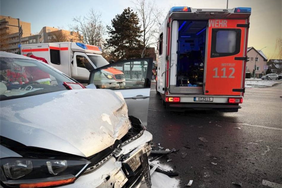 Der Rettungswagen ist mit Blaulicht und Martinshorn unterwegs gewesen.