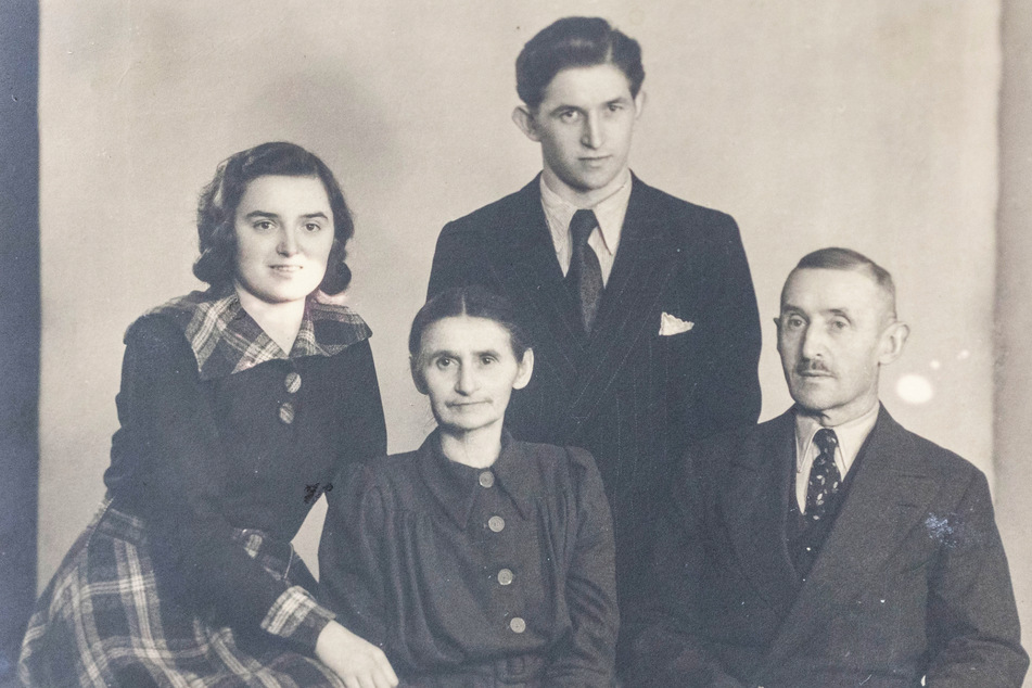 Getrennt von den Kriegswirren fand die Familie erst nach 1945 wieder zusammen. Erna (l., damals 19) mit Bruder Herbert und ihren Eltern.