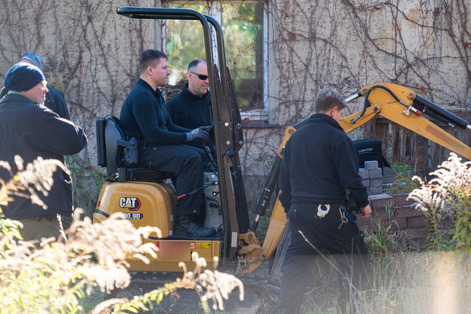 Die Polizei setzte bei der groß angelegten Suche auch einen Bagger ein.