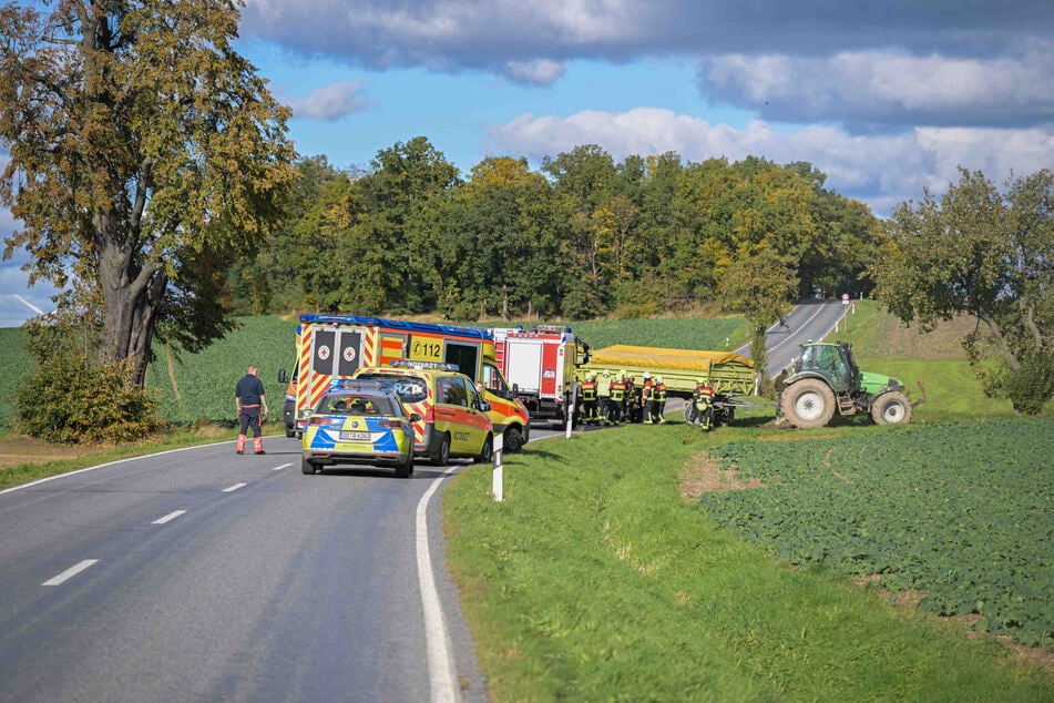Beim Abbiegen aufs Feld nahm der Landwirt keine Rücksicht auf den nachfolgenden Verkehr.