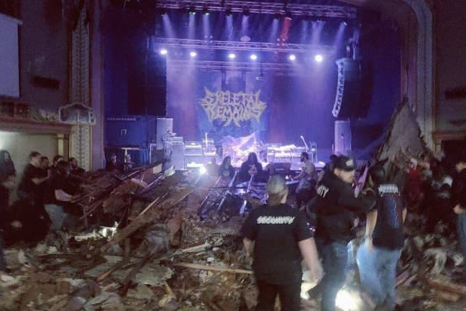 Schrecklich: Ein schwerer Sturm brachte das Dach eines Konzertsaales während eines Heavy-Metall-Konzertes zum Einstürzen. Etliche Konzertbesucher wurden verschüttet.