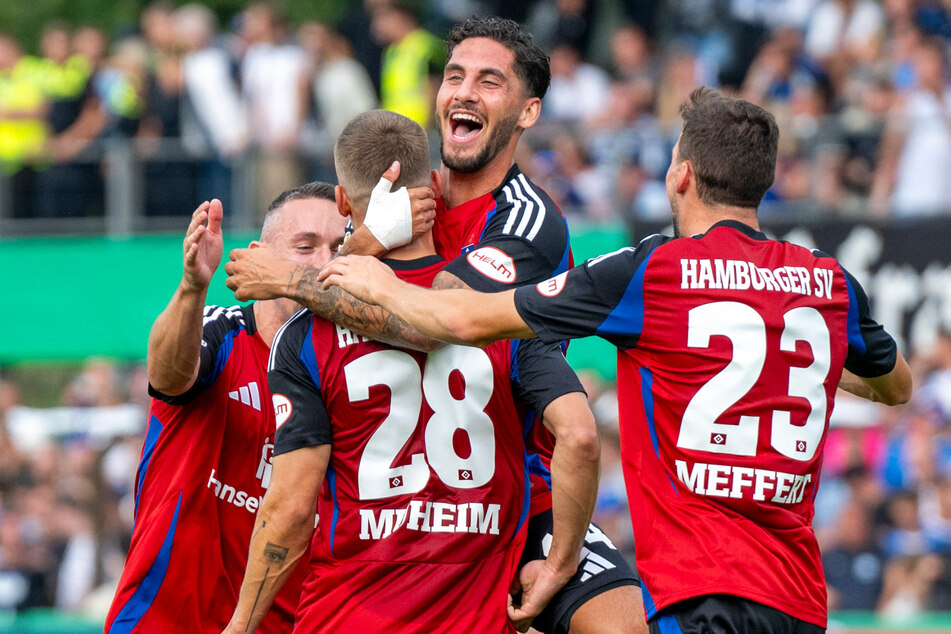 Jubel bei den HSV-Profis: Durch einen ungefährdeten Sieg beim SV Meppen sind die Rothosen in die nächste Runde des DFB-Pokals eingezogen.