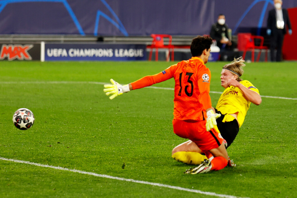 Der pure Wille: Erling Haaland (r.) kommt vor Sevilla-Keeper Bono an den Ball und grätscht ihn mit vollem Einsatz zum 2:1 für den BVB über die Linie.