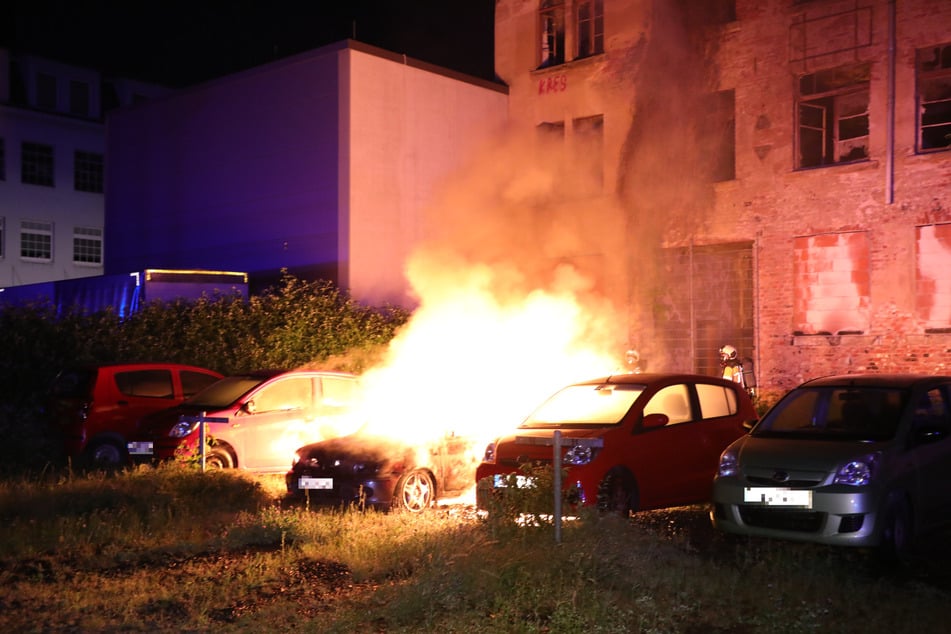 Feuer in der Dresdner Friedrichstadt: Auf einem Parkplatz nahe dem Klinikum brannte ein ´Nissan lichterloh.