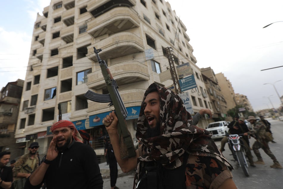 Kämpfer der syrischen Regierung bereiten sich auf einen Einsatz vor. Die Syrischen Machthaber verurteilen das Eingreifen Israels zugunsten der drusischen Minderheit.