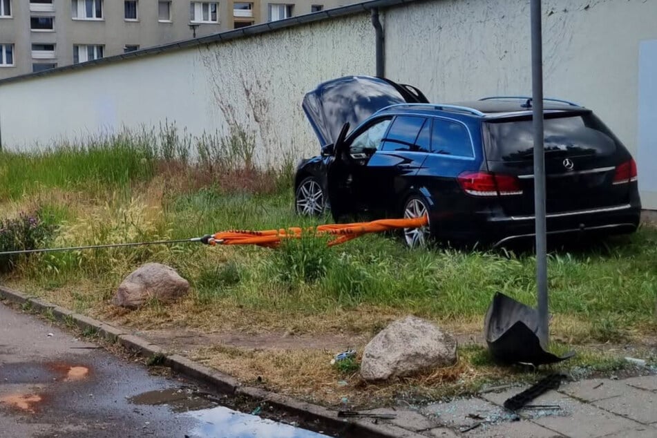 Kreuzungs-Crash bei Magdeburg: Mercedes kracht in Polizeistation