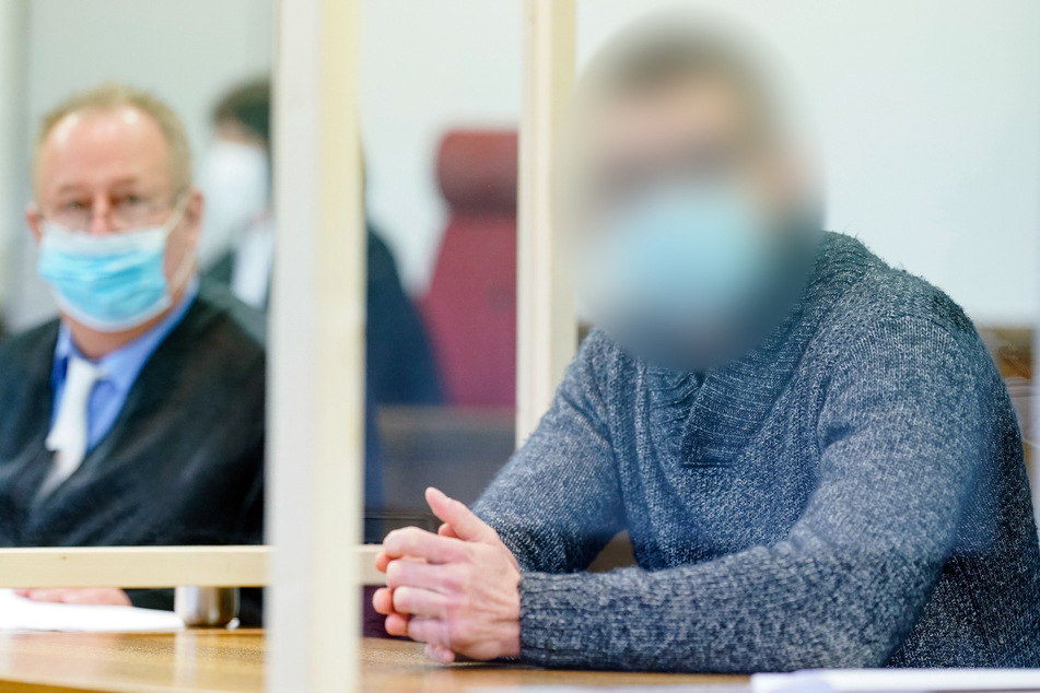 Mosbach, 25. Januar: Der Angeklagte Constantin B. (r) sitzt mit seinem Verteidiger Joachim Lederle im Verhandlungssaal des Landgerichts.
