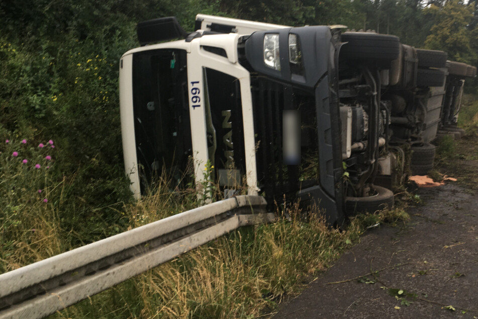 A2: Truck mit 17 Tonnen Fleisch auf Leitplanke gekippt