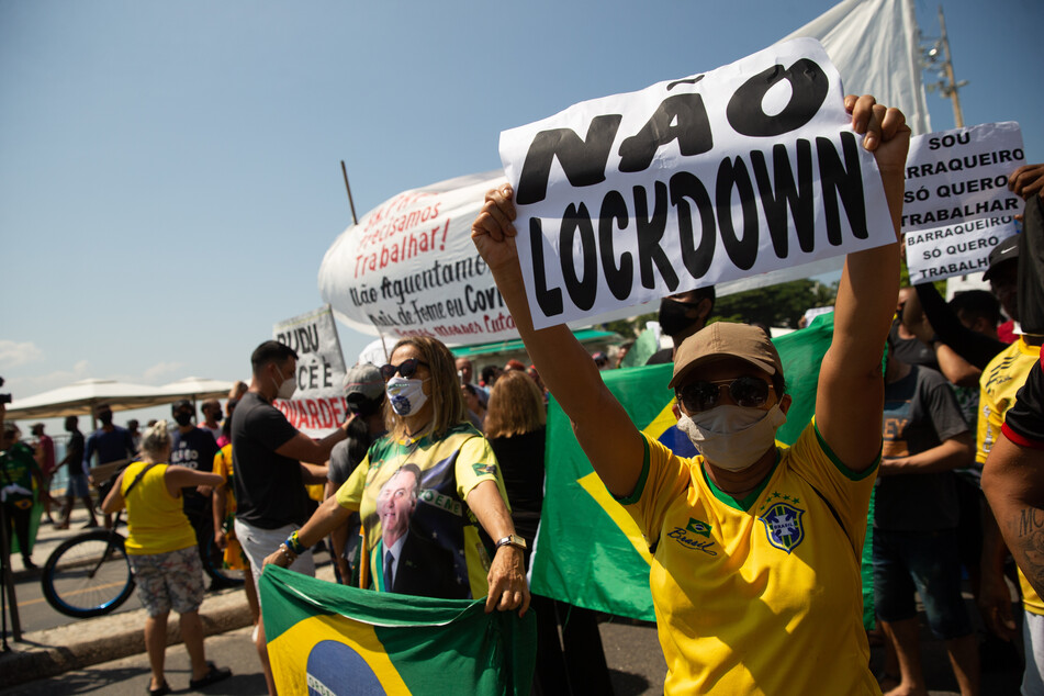 Trotz immer weiter steigenden Infektions- und Todeszahlen gibt es auch in Brasilien viele, die gegen einen Lockdown und Corona-Regeln protestieren.