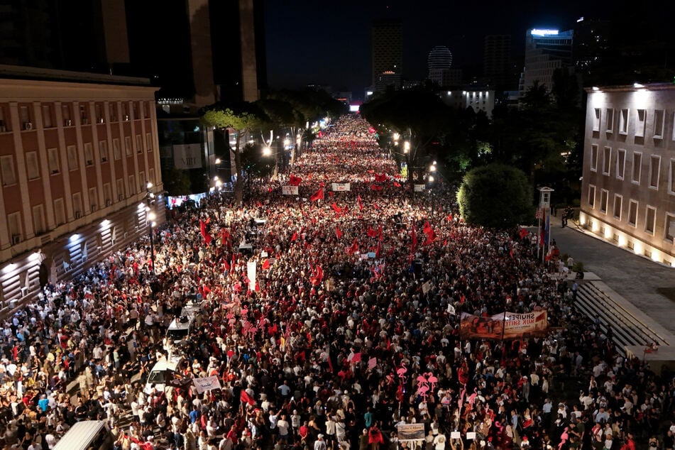 Demonstranten in Tirana bei der großen Kundgebung gegen die Pläne für das Luxusbauprojekt.