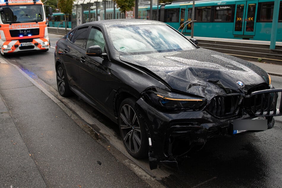 Der von dem BMW X6 verursachte Unfall auf der Frankfurter Borsigallee wirft für die Polizei einige Fragen auf.