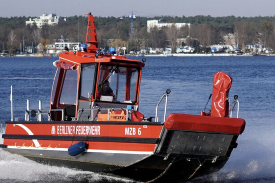 Die Feuerwehr war mit Tauchern und spezieller Bergungsausrüstung im Einsatz. (Symbolbild)