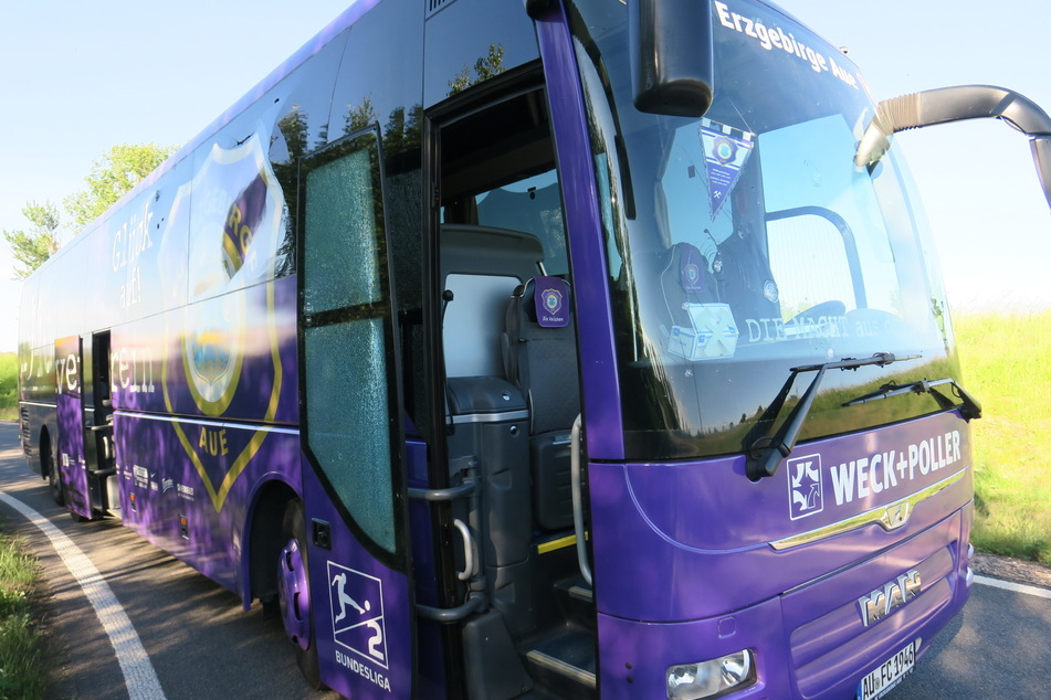 Der Mannschaftsbus von Erzgebirge Aue wurde bei dem Unfall beschädigt.