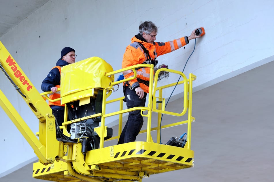 Die Elbbrücke ist auch weiterhin unter strenger Beobachtung der Fachleute.