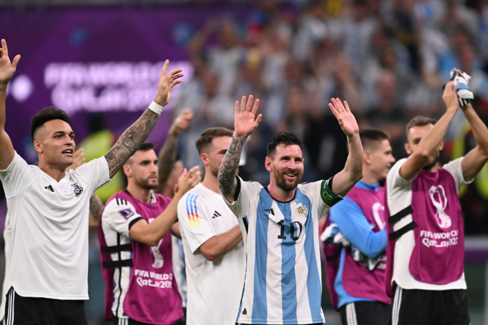 Lionel Messi (M.) und seine Kollegen ließen sich nach dem Abpfiff feiern.