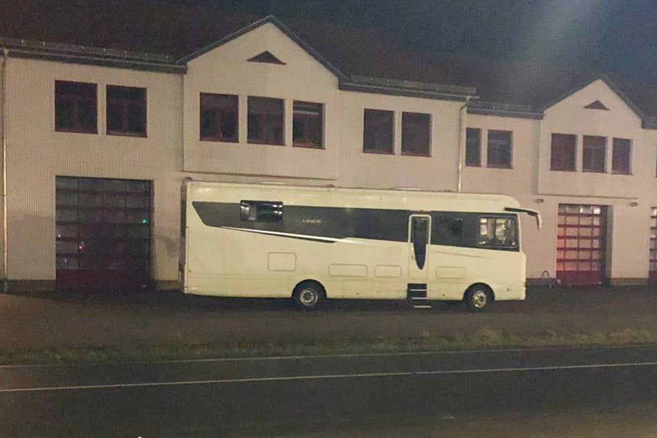 Unbedacht einfach vor der Wache geparkt wurde dieses riesige Wohnmobil.