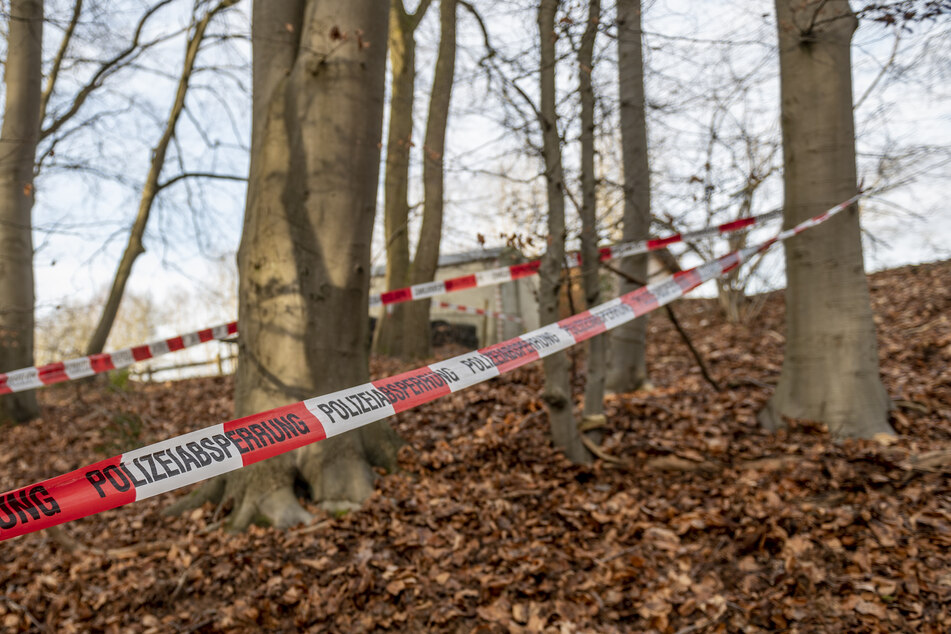 In dem Wald bei Seevetal in Niedersachsen sind in einem Erddepot möglicherweise Hinterlassenschaften der linksterroristischen RAF gefunden worden.