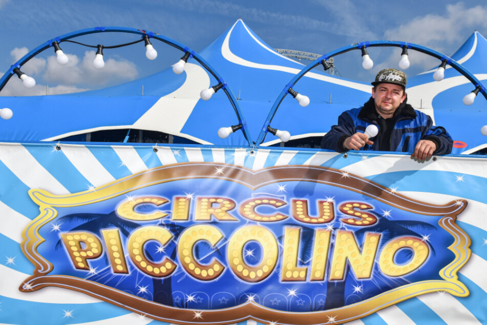 Die Zuschauer können kommen: Zirkus-Direktor Sascha Köllner (44) schraubt die letzten Lampen am "Piccolino" an.
