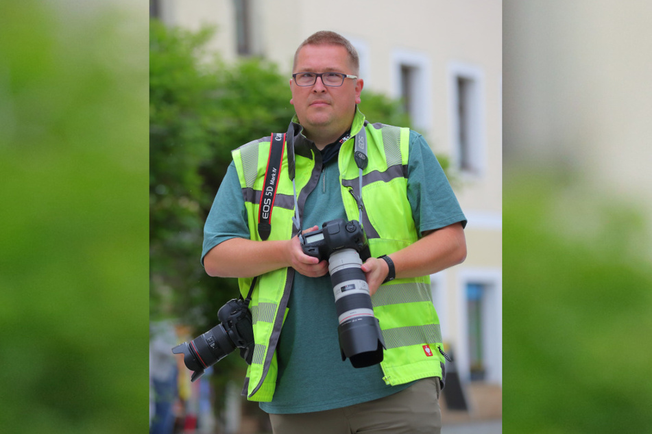 Immer mit Kamera und Presseweste vor Ort: Roland Halkasch (46) ist einer der erfahrensten Fotojournalisten an Brennpunkten.