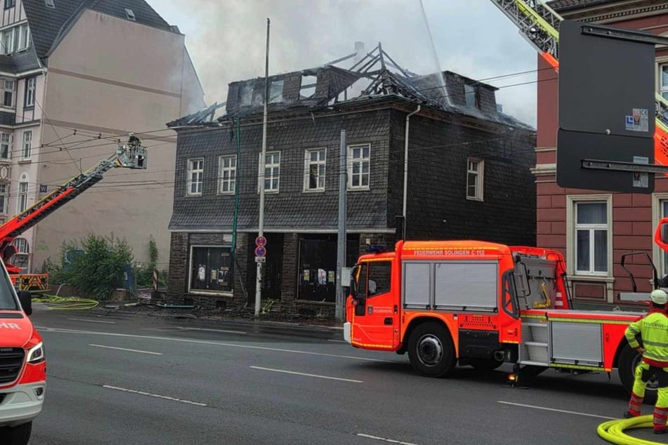 Großbrand in Solinger Innenstadt löst Warn-App aus: Hauptstraße vorerst dicht