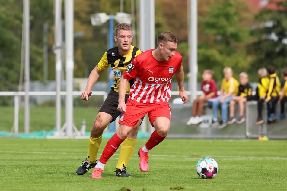 Kevin Kutzner (33, l., hier gegen Ex-FSV-Spieler Lukas Krüger, 25) wird Co-Trainer beim SV Fortschritt Lunzenau.