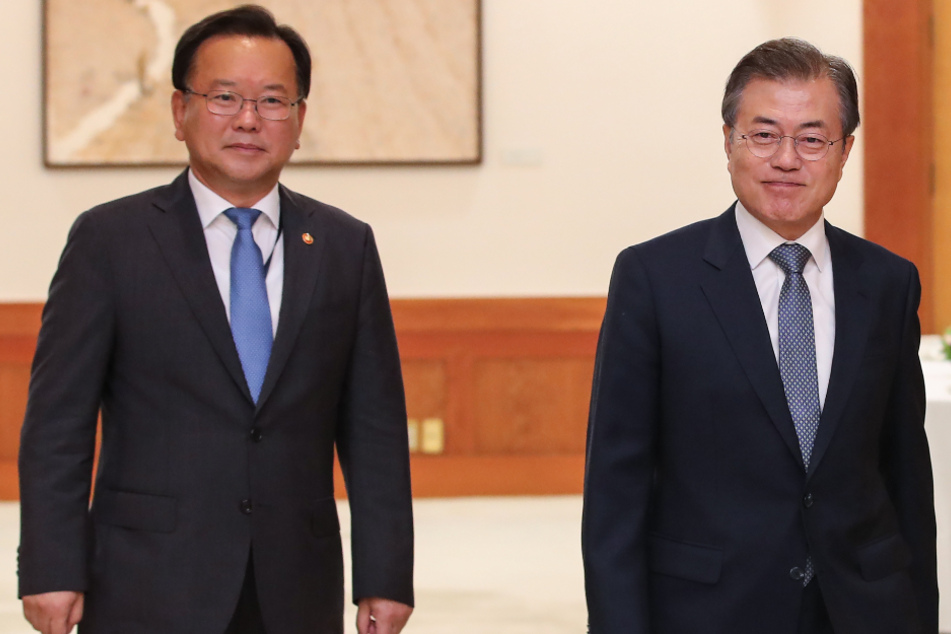 Südkoreas Premierminister Kim Boo Kyum (63, l.) und Präsident Moon Jae In (68) wollen ein Beratungsgremium über den Hundefleischverzehr im Land einrichten.