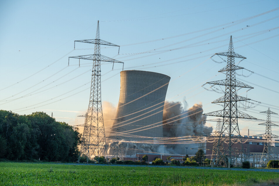 Am Freitagabend sind die Kühltürme des stillgelegten Atomkraftwerks Grafenrheinfeld (Unterfranken) erfolgreich gesprengt worden.