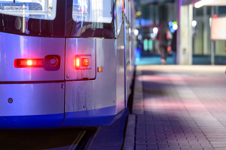 Leipzig-Connewitz: Graffiti-Sprayer sprühen Bahnfahrer Farbe mitten ins Gesicht