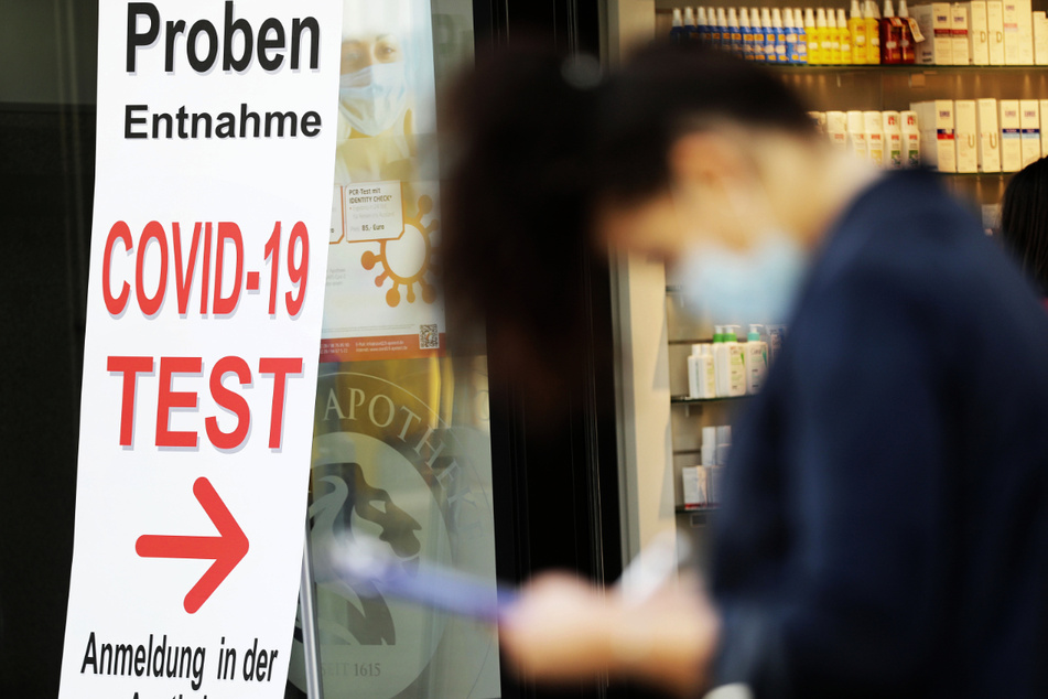 Die Anzahl der positiven Corona-Tests geht zurück. (Symbolbild)