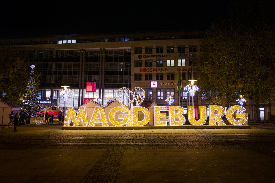 Vom Bahnhof direkt zum Lichter-Meer: Auf dem Vorplatz begrüßt ein großer Magdeburg-Schriftzug Zugreisende.